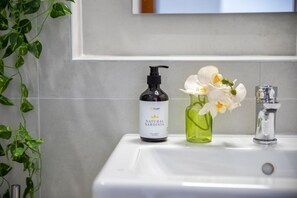 Dusche, Haartrockner, Bidet, Handtücher