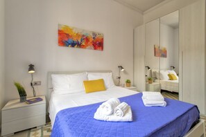 1 dormitorio, tabla de planchar con plancha, wifi y ropa de cama
