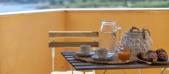 Dea Fertilia. Terraced house few steps from the sea.