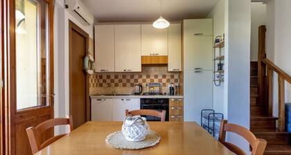 Dea Fertilia. Terraced house few steps from the sea.