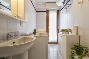 Douche, sèche-cheveux, bidet, serviettes fournies