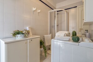 Dusche, Haartrockner, Bidet, Handtücher