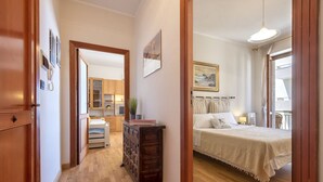 Une chambre à coucher avec un lit, une table de chevet et une fenêtre.