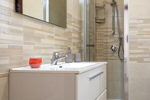 Dusche, Haartrockner, Bidet, Handtücher