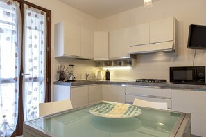 Réfrigérateur, four à micro-ondes, un four, surface de cuisson