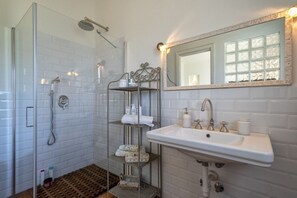 Dusche, Haartrockner, Bidet, Handtücher