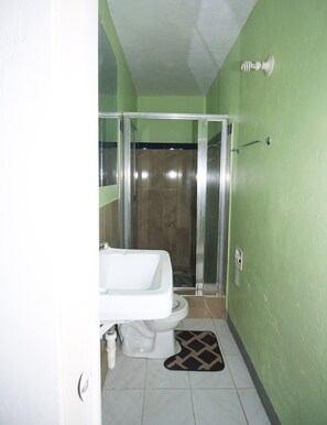 Serviettes fournies, savon, papier toilette