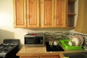 Microwave, oven, stovetop - King Bd with Kitchen, AC, Hot Water, Stove & Large Standing Fridge (Montego Bay)