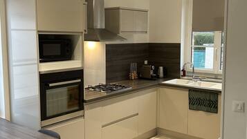 雪櫃、微波爐、焗爐、爐具