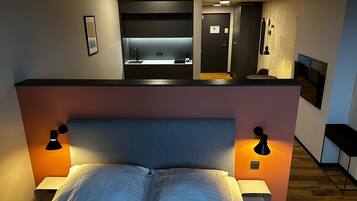 Mikrovågsugn, spishäll, diskmaskin och vattenkokare