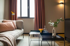 Superior studio | Een kluis op de kamer, een bureau, een laptopwerkplek