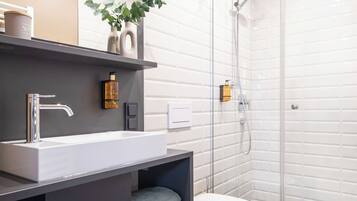 Ducha, secador de pelo, toallas y jabón