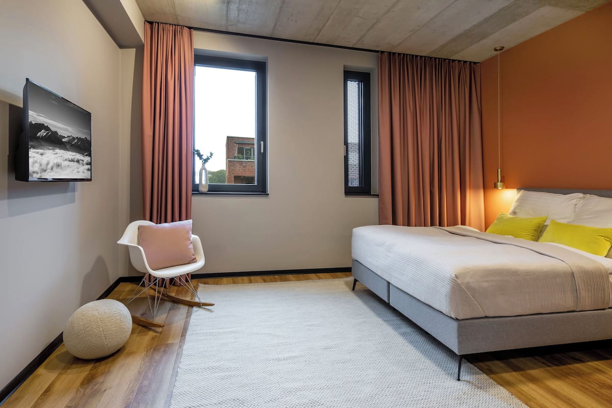 Deluxe Studio | In-room safe, desk, laptop workspace, soundproofing