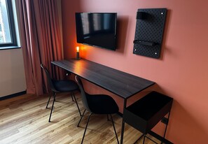 In-room safe, desk, laptop workspace, soundproofing - ipartment Leverkusen @HOME by Best Western (Leverkusen)