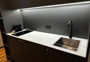 Microwave, stovetop, dishwasher, electric kettle - ipartment Leverkusen @HOME by Best Western (Leverkusen)