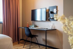 Eenvoudige studio | Een kluis op de kamer, een bureau, een laptopwerkplek