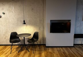 Ropa de cama hipoalergénica y caja de seguridad en la habitación