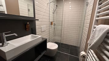 Dusch, hårtork, handdukar och tvål