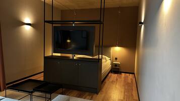 Värdeförvaringsskåp på rummet, skrivbord och arbetsyta för laptop