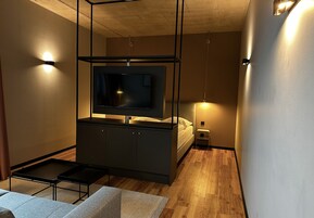 Ropa de cama hipoalergénica y caja de seguridad en la habitación