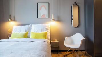 Basic-Studio | Zimmersafe, Schreibtisch, laptopgeeigneter Arbeitsplatz