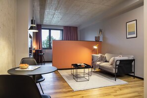 Superior studio | Een kluis op de kamer, een bureau, een laptopwerkplek