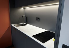 Microondas, placa de cocina, lavavajillas, tetera/pava eléctrica