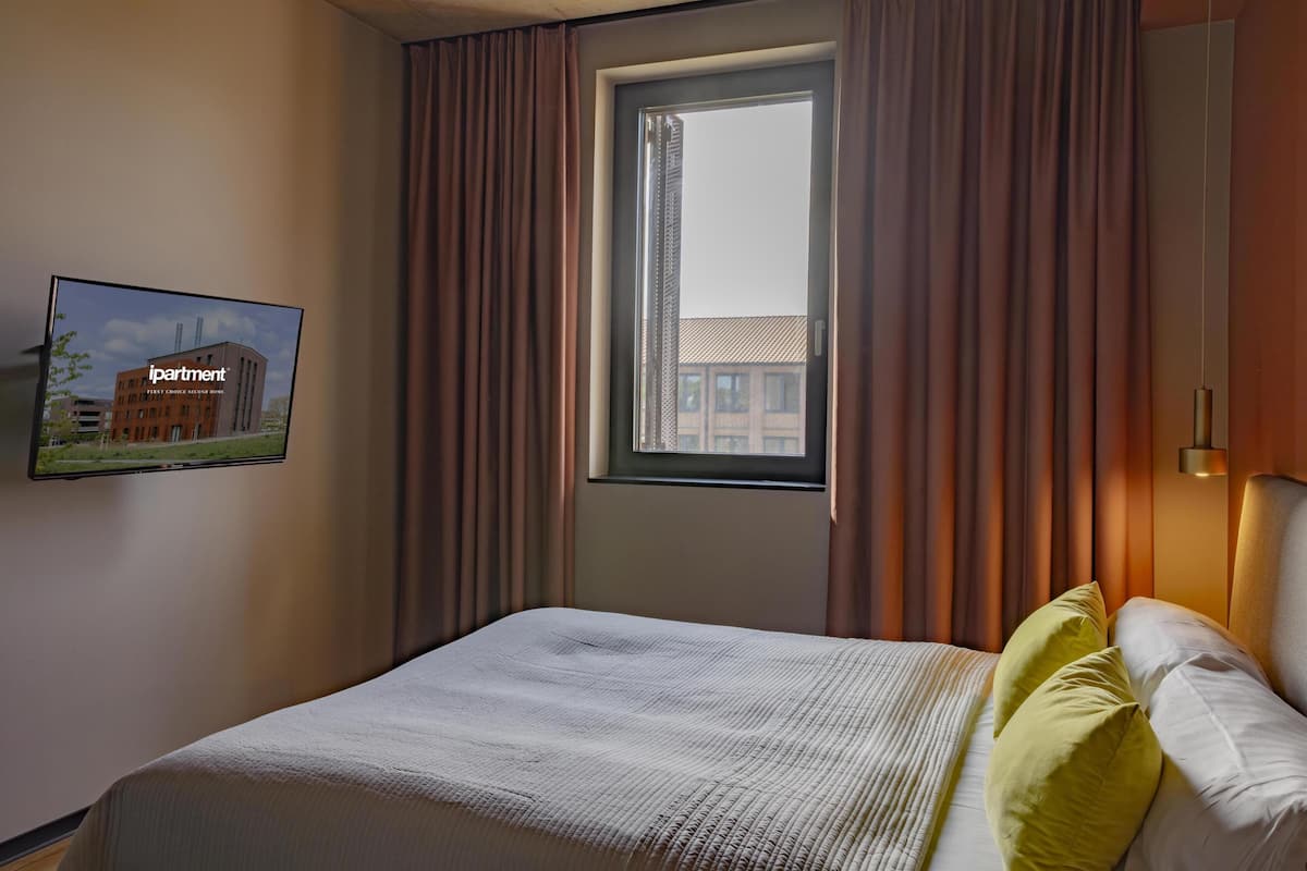 Hypo-allergenic bedding, in-room safe, desk, laptop workspace