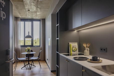 Luxury Apartment, 1 Queen Bed, Kitchen (Full Kitchen) | Private kitchenette. ipartment Leverkusen @HOME by Best Western