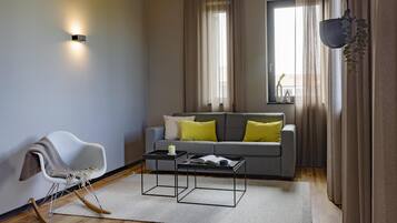 XtraLuxury Apartment, 1 Queen Bed, Kitchen (Full Kitchen) | Hypo-allergenic bedding, in-room safe, desk, laptop workspace
