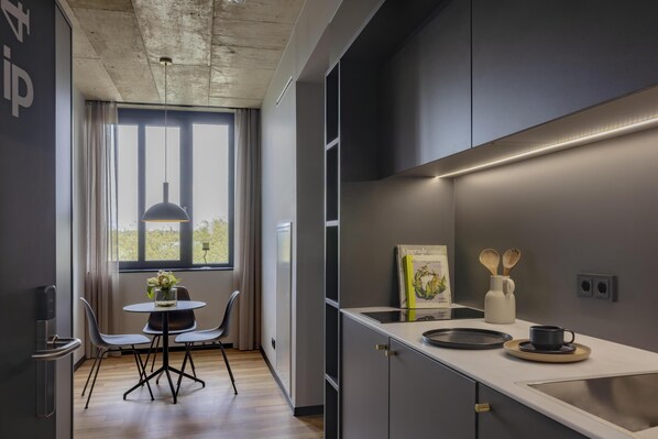 Luxury Apartment, 1 Queen Bed, Kitchen (Full Kitchen) | Private kitchenette | Microwave, stovetop, dishwasher, electric kettle - ipartment Leverkusen @HOME by Best Western (Leverkusen)