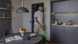 Microwave, stovetop, dishwasher, electric kettle - ipartment Leverkusen @HOME by Best Western (Leverkusen)