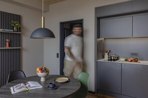 Medium Apartment, 1 Queen Bed, Kitchen (Full Kitchen) | Private kitchenette | Microwave, stovetop, dishwasher, electric kettle - ipartment Leverkusen @HOME by Best Western (Leverkusen)