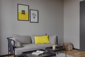 Roupas de cama antialérgicas, cofres nos quartos, escrivaninha