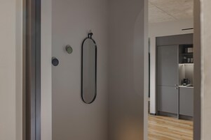 Ropa de cama hipoalergénica y caja de seguridad en la habitación
