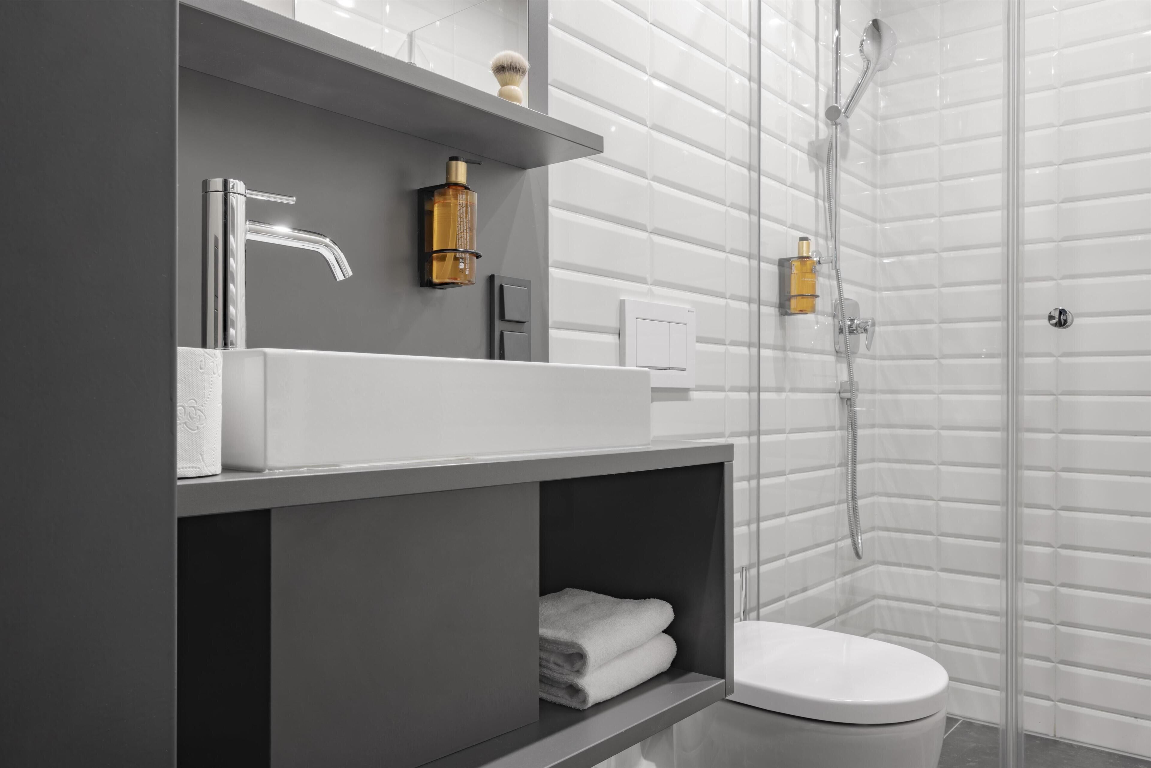 Appartement Luxe, 1 grand lit, cuisine (Full Kitchen) | Salle de bain | Douche, sèche-cheveux, serviettes fournies, savon