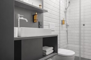 Luxury Apartment, 1 Queen Bed, Kitchen (Full Kitchen) | Bathroom | Shower, hair dryer, towels, soap - ipartment Leverkusen @HOME by Best Western (Leverkusen)