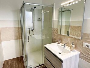 Douche, baignoire à jets, articles de toilette écologiques
