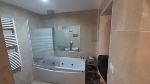 SĂšche-cheveux, bidet, serviettes fournies, savon