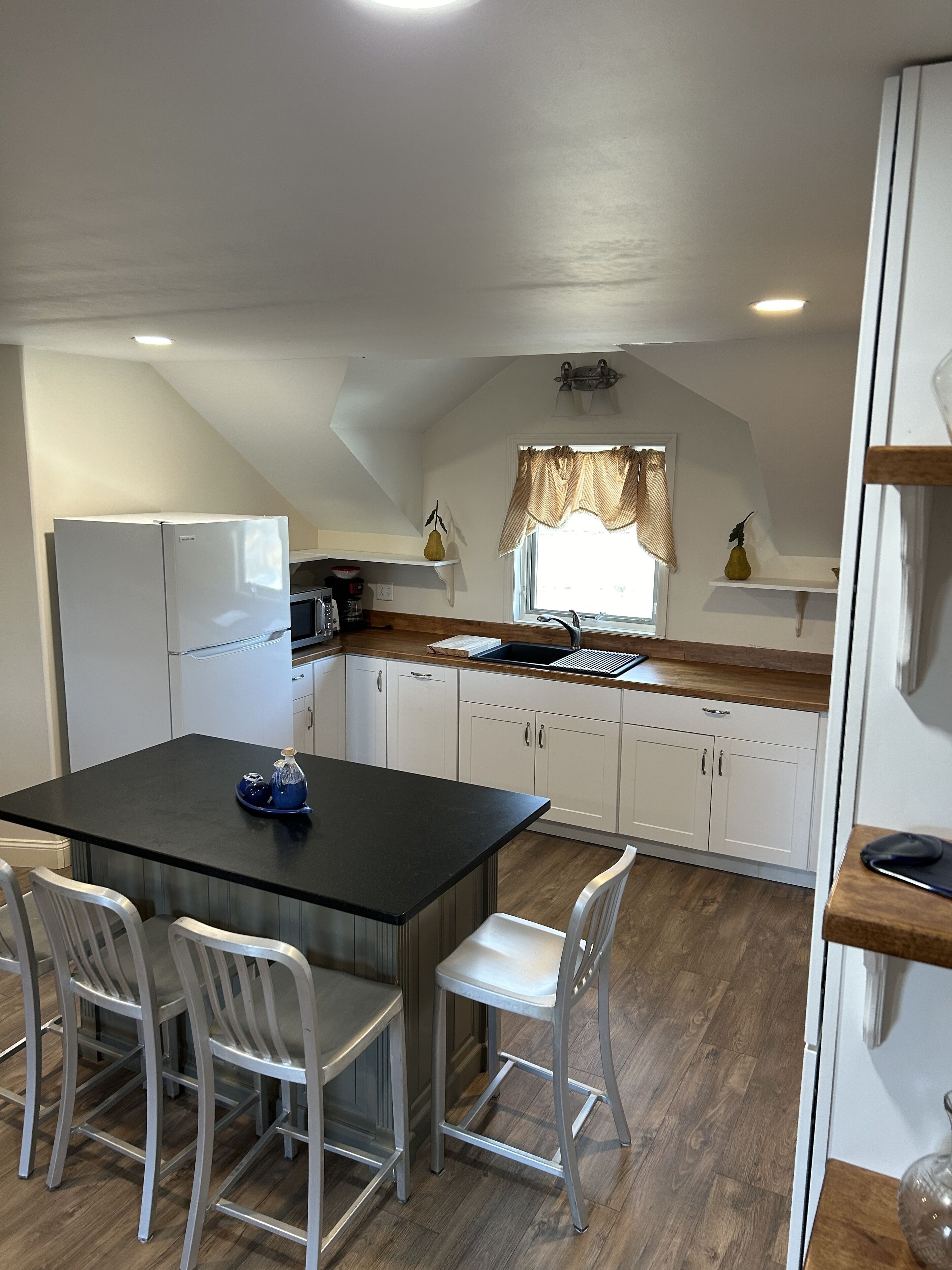 spacious 1-bedroom apartment in enchanting Chazy with WiFi