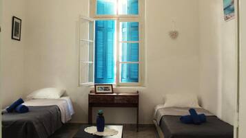 2 habitaciones, escritorio, tabla de planchar con plancha y wifi gratis