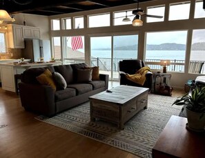 Smart TV, fireplace, books - Entire Lake Front home on Beautiful Clearlake with Private Dock! See Pics! (Lower Lake)