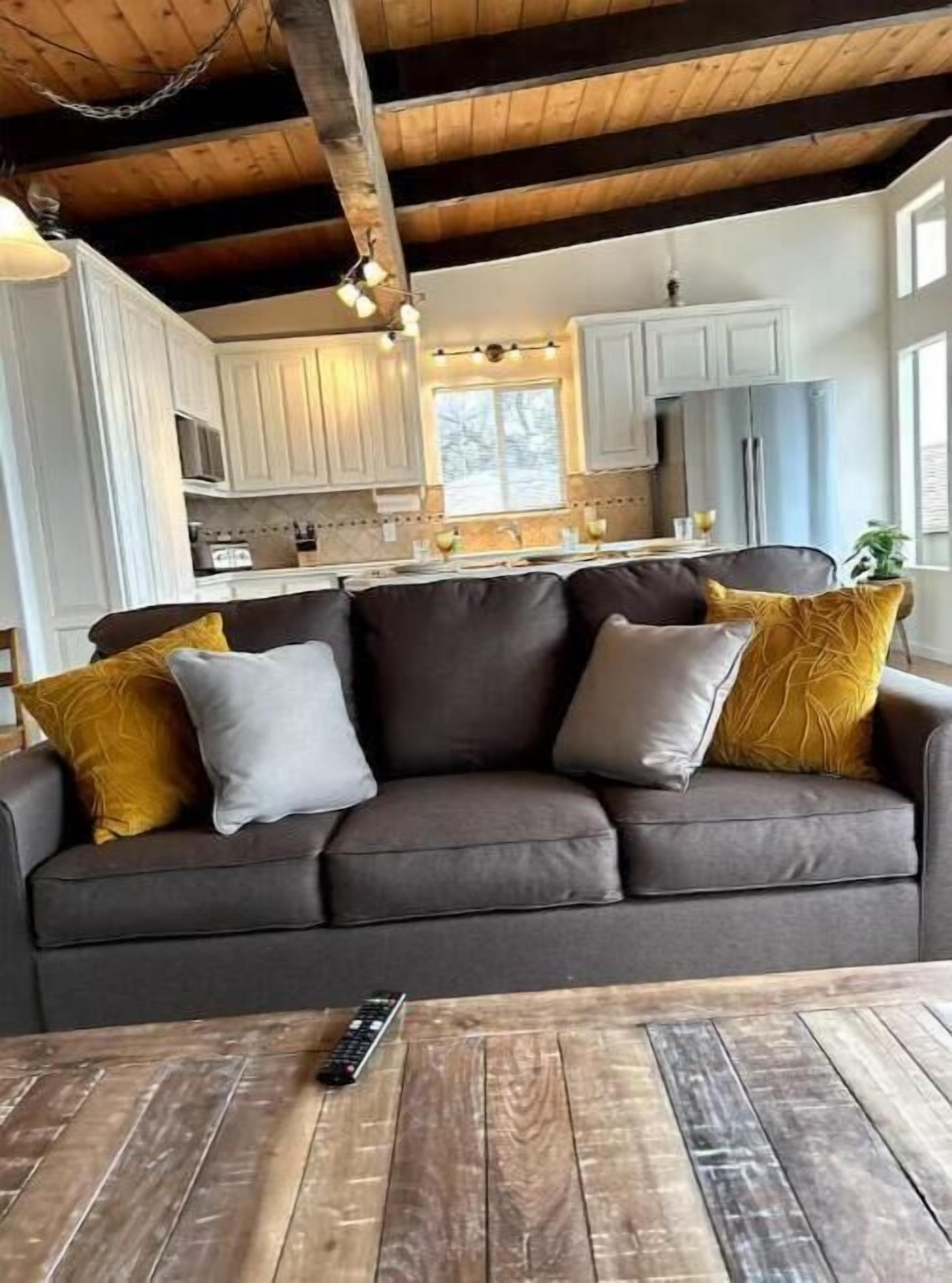 智能電視、壁爐、書籍