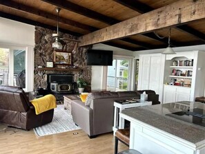 Smart-tv, een open haard en boeken