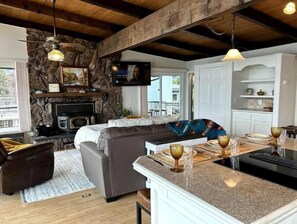 Smart TV, fireplace, books - Entire Lake Front home on Beautiful Clearlake with Private Dock! See Pics! (Lower Lake)