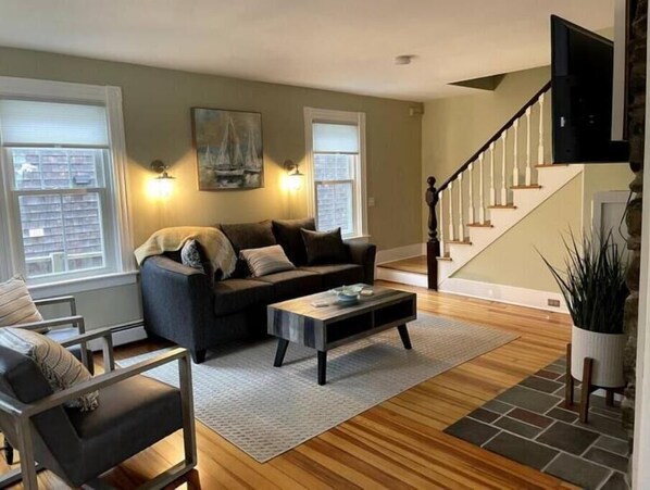 Smart TV, libros, biblioteca de música