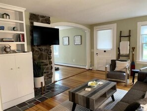 Smart TV, libros, biblioteca de música