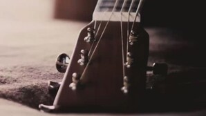 Gros plan sur la tête d’une guitare et ses mécaniques.