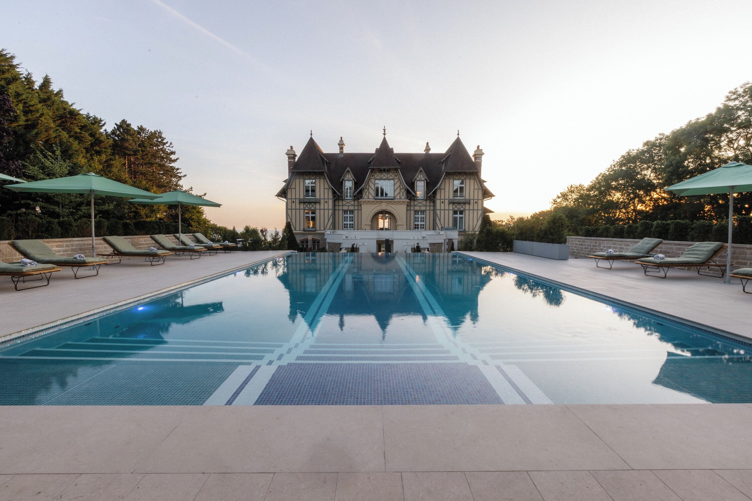 حمّام سباحة خارجي موسمي، مظلات على حمّام السباحة، مقاعد للتشمس