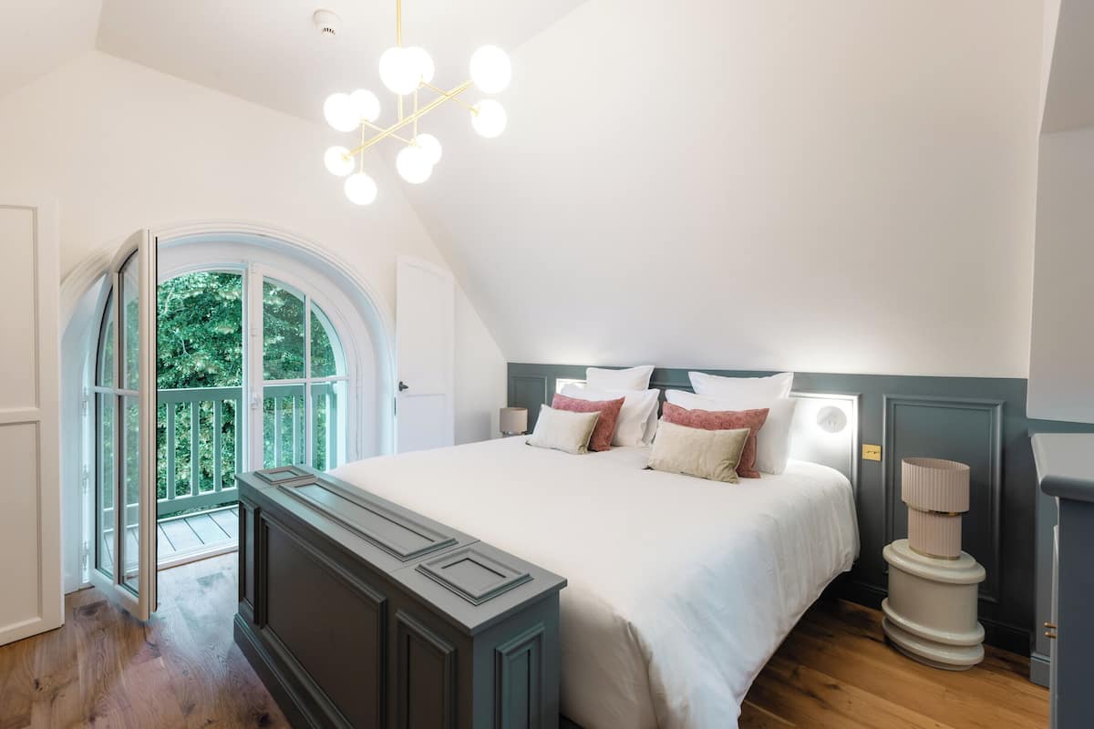 Deluxe Room, 1 King Bed | Premium bedding, free minibar, in-room safe, desk